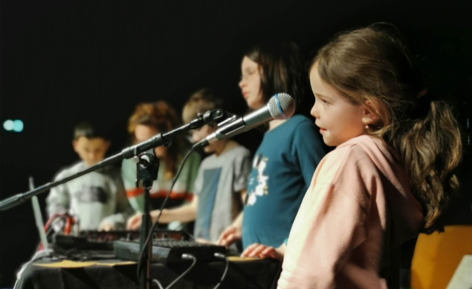 Atelier EAC - les enfants chantent devant un micro