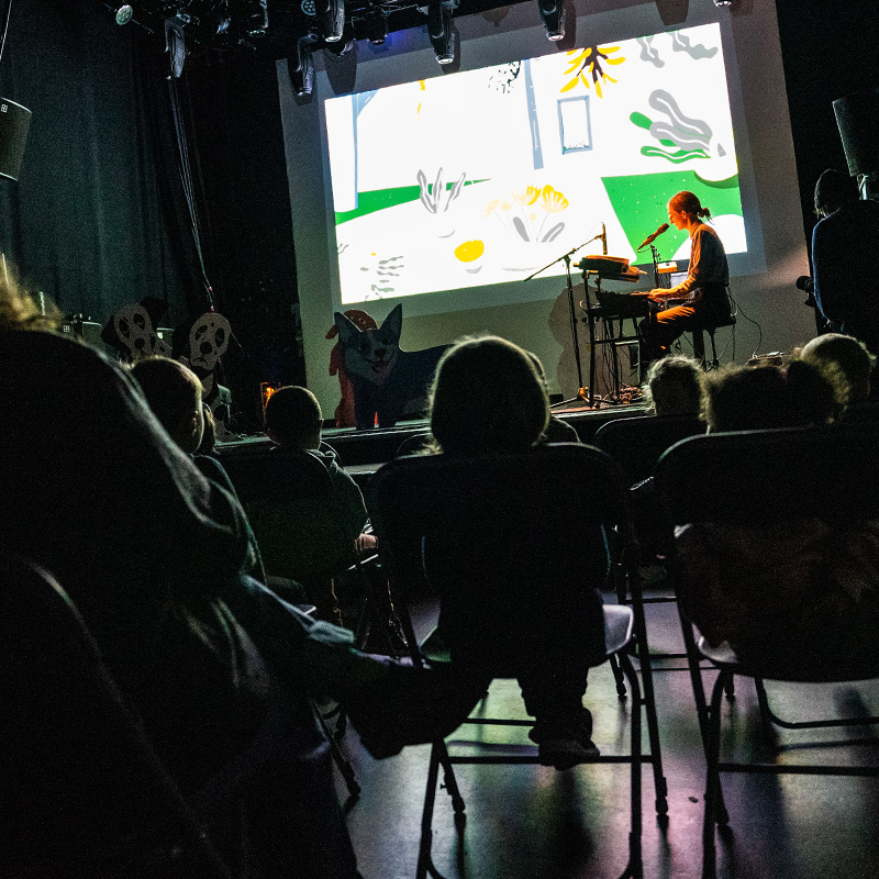 Concert jeune public, l'artiste est sur scène